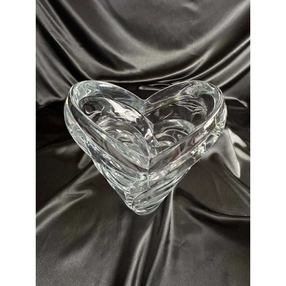 Mikasa Wyndham Art Deco Crystal Vase 9 Inch Clear Heart Shaped Rim Swirl Pattern